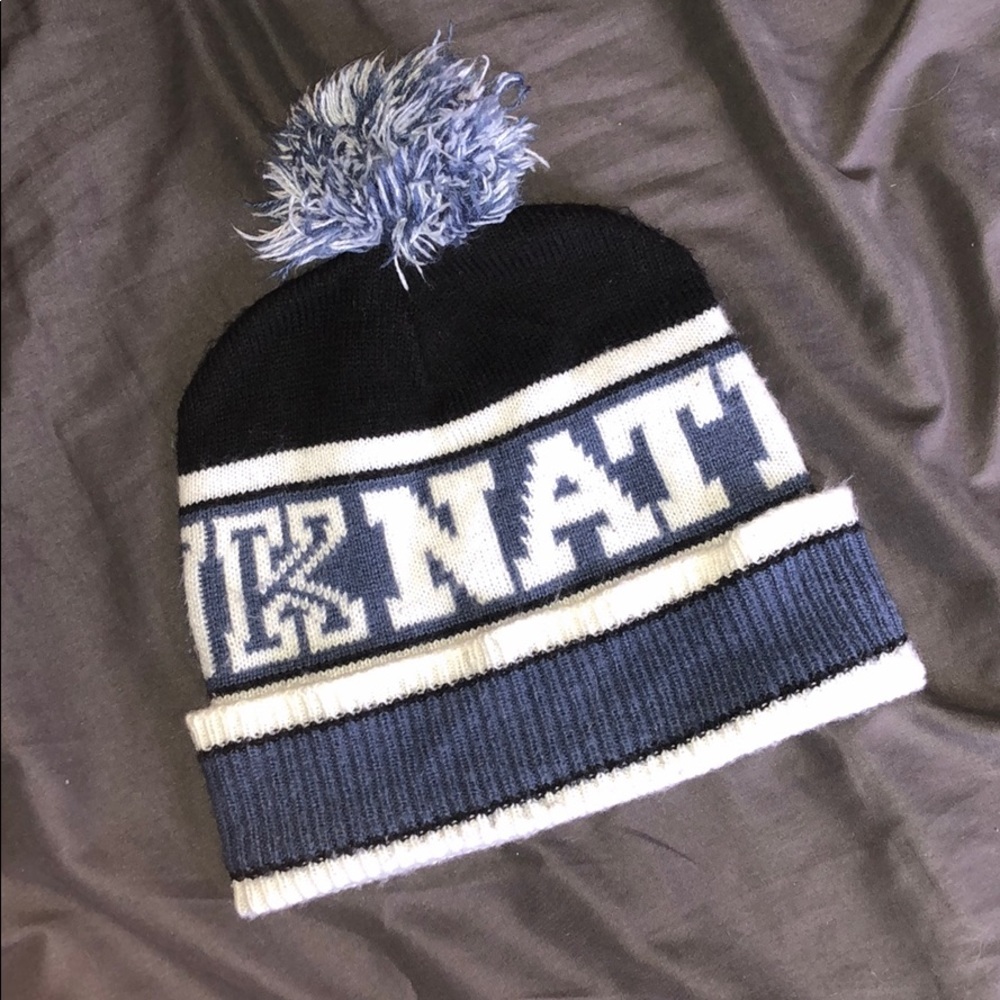 Victoria’s Secret PINK Pom beanie